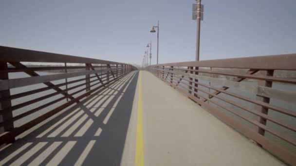 Esta Uma Foto Pov Caminhar Através Uma Ponte Pedonal Dia — Vídeo de Stock