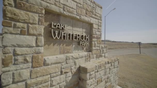 Moving Gimbal Shot Sign Whiterock Lake Park Lake Dallas Camera — Vídeo de Stock