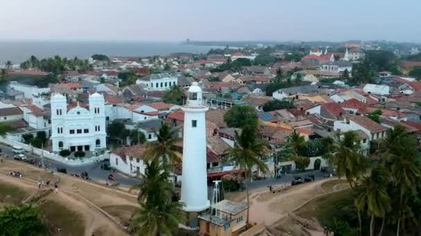 在日落黄金时段 高尔要塞灯塔的空中无人机 Galle Dutch Fort Sri Lanka — 图库视频影像