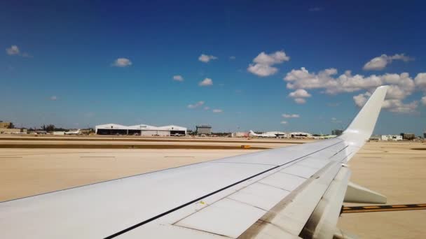 Airplane View Wing Runway Window Plane Preparing Take — Vídeos de Stock