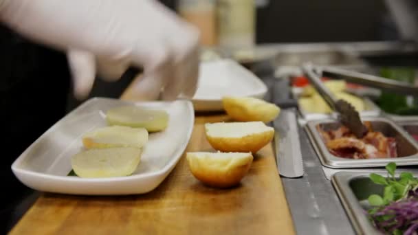 Time Lapse Chef Assembling Plating Slider Cheese Burgers Ready Served — Vídeo de Stock