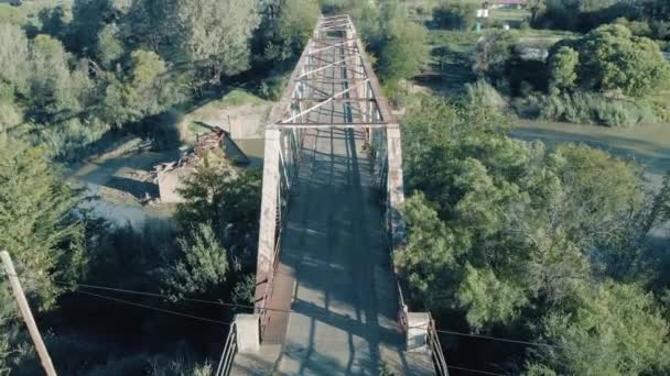 Aerial Shot Old Rusty Bridge Summer Day Green Trees Green — 비디오