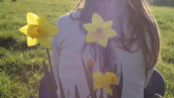 Carefree Woman Relaxing Meadow Daffodils — Stock videók