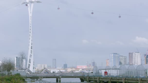 Канатные Дороги Путешествующие Темзе Лондоне Олимпийским Парком Заднем Плане — стоковое видео