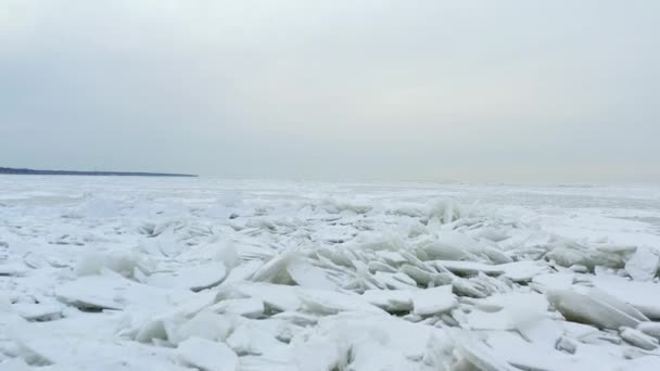 Медленно Пролетает Над Замёрзшим Озером Голубой Час Запись Ледяной Воды — стоковое видео