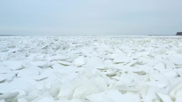 Langzaam Vooruit Vliegend Besneeuwde Ijsburgen Het Meer Kleine Ijskastjes Bevroren — Stockvideo