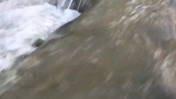 Быстрый Речной Поток Скалами Холодное Время Года — стоковое видео