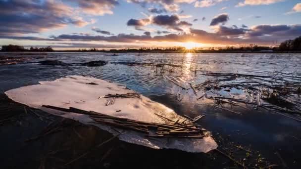 Piece Cracked Ice Shore Flooded Spring River View Sunset Sky — Vídeo de Stock