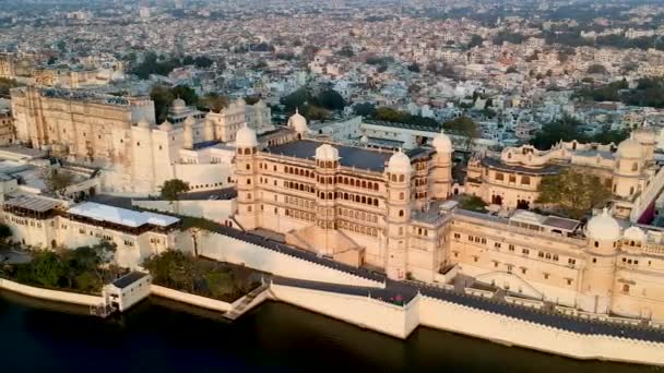 Cinematic Aerial Panning Shot Udaipur City Palace Rajasthan India — Stockvideo