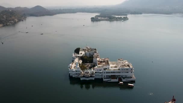印度拉贾斯坦邦Udaipur市Pichola湖泰姬湖宫殿上空的空中上升 — 图库视频影像
