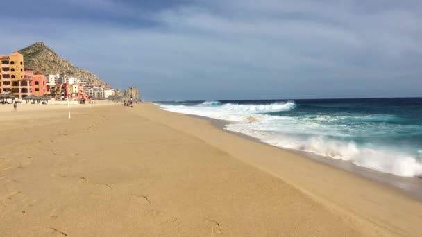 Rouge Wave Crashes Sunny Beach Taking Cameraman — Stockvideo