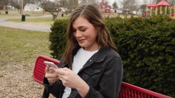 Steadicam Снимок Великолепной Брюнетки Студентки Колледжа Прокручивающей Сообщения Мобильном Телефоне — стоковое видео