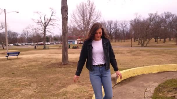 Footage Gorgeous Brunette College Teenager Walking Raised Concrete Platform While — ストック動画