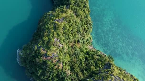 Aerial Drone Shot Long Bay Blue Sea Limestone Islands Lan — ストック動画