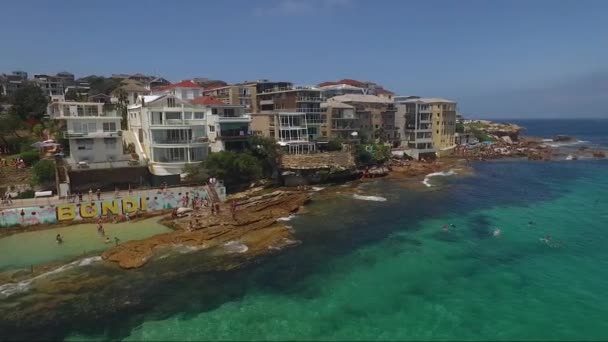 Panning Shot North Bondi Sunny Clear Summer Day Headland Beach — Vídeo de Stock