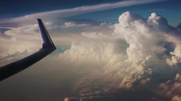 Потрясающие Облака Окна Самолета — стоковое видео