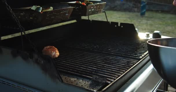 Pechugas Pollo Que Ponen Una Parrilla Gas Verano Concepto Alimentación — Vídeos de Stock