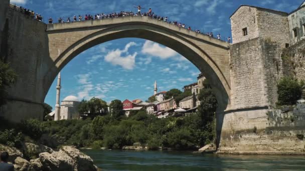 Young Bosnian Man Jumps Mostar Bridge Stari Most Show Tradition — ストック動画