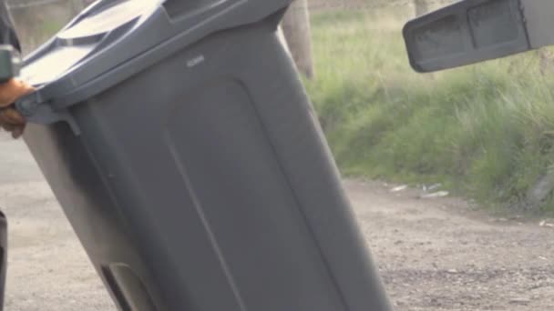 Bin Men Collecting Waste Wheelie Bin — Stok Video