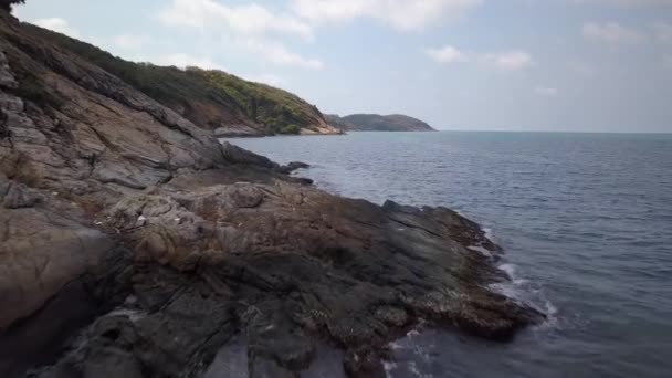 Close Water Forward Shot Sharp Stones Rocky Shore Drone Rises — Vídeos de Stock