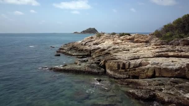 Close Water Forward Shot Sharp Stones Rocky Shore Drone Rises — Vídeos de Stock