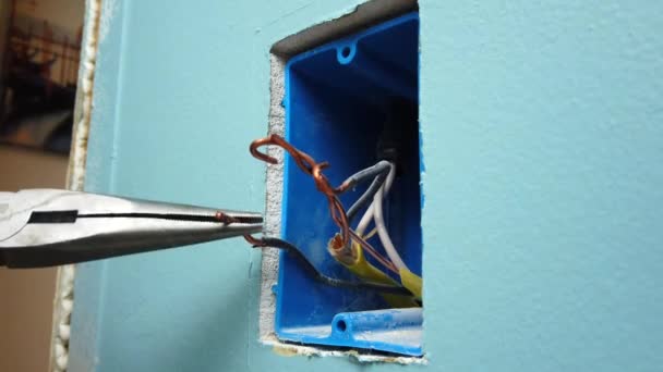 Bending Copper Wires Help Facilitate New Light Switch Install — 비디오