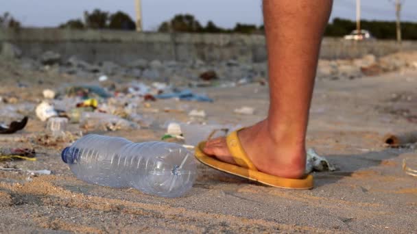 Plastic Bottle Thrown Away White Tourist Sandy Beach Bottle Slowly — Stockvideo