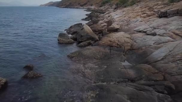 Aerial Low Altitude Slow Forward Flight Andaman Sea Rocky Shore — Vídeos de Stock