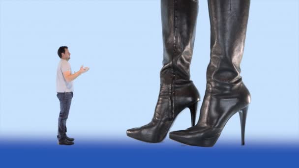 Gigantisk Kvinna Stilettstövlar Sparkar Bort Man — Stockvideo