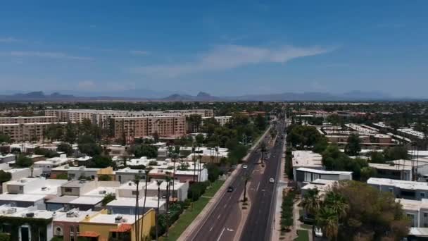 Drone Footage Residential Area Busy Road Scottsdale Arizona Camelback Mountain — Vídeos de Stock