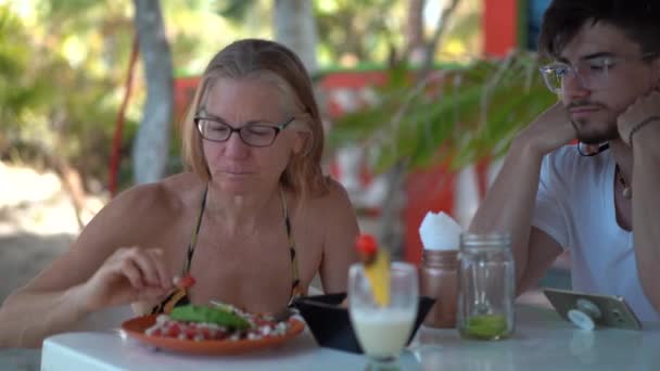Closeup Mature Woman Teenage Son Eating Ceviche Beach Resort — Stock video