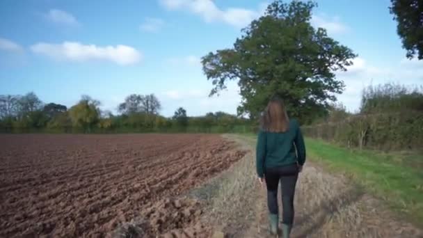 Girl Walking Rural Countryside Bright Clear Day — Video