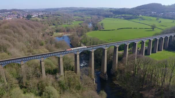 Narrow Boat Crossing Pontcysyllte Aqueduct Famously Designed Thomas Telford Located — Stockvideo