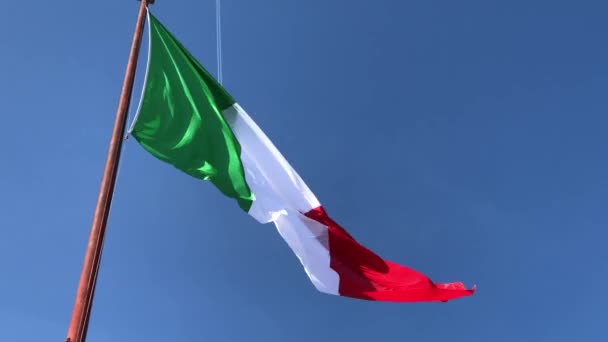 Bandiera Italiana Sventola Nel Vento — Video Stock