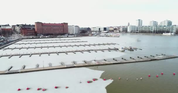 Luftaufnahme Einiger Gefrorener Docks Helsinki Finnland Schuss Geht Durchschnittlichem Tempo — Stockvideo