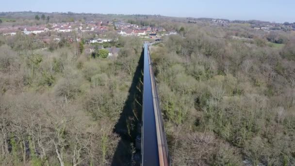 Cyclist Walking Beautiful Narrow Boat Canal Route Called Pontcysyllte Aqueduct — ストック動画