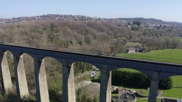 Cyclist Admires Beautiful View Narrow Boat Canal Route Called Pontcysyllte — Stockvideo