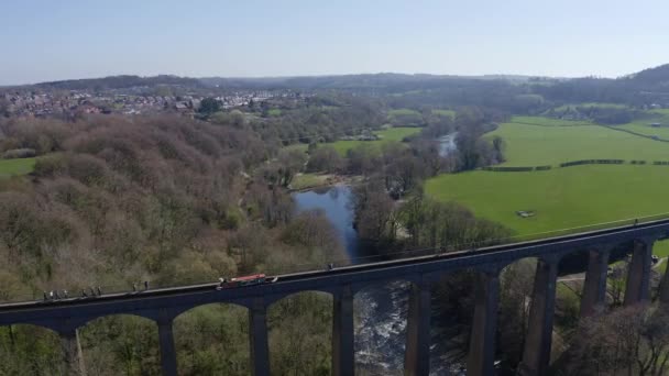 Narrow Boat Canal Boat Crossing Pontcysyllte Aqueduct Designed Thomas Telford — ストック動画