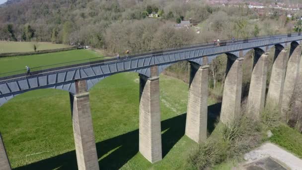 Mensen Lopen Prachtige Narrow Boat Kanaal Route Genaamd Pontcysyllte Aquaduct — Stockvideo