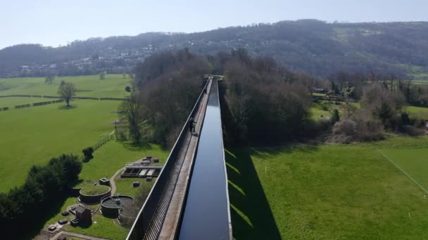 Cyclist Walking Beautiful Narrow Boat Canal Route Called Pontcysyllte Aqueduct — Stockvideo