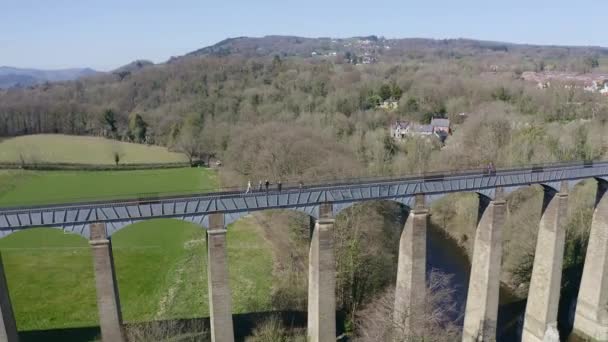 People Walk Beautiful Narrow Boat Canal Route Called Pontcysyllte Aqueduct — ストック動画