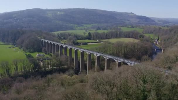 People Walk Beautiful Narrow Boat Canal Route Called Pontcysyllte Aqueduct — Αρχείο Βίντεο