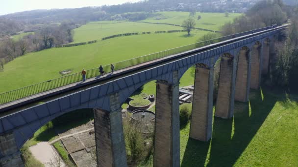 People Walk Beautiful Narrow Boat Canal Route Called Pontcysyllte Aqueduct — Stok video