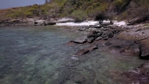 Воздушный Обратный Низкогорный Снимок Открывающий Скалистый Берег Валуны Тропический Остров — стоковое видео