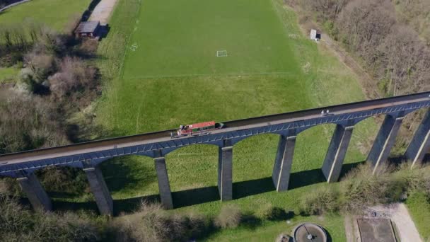 Narrow Boat Crossing Pontcysyllte Aqueduct Famously Designed Thomas Telford Located — ストック動画