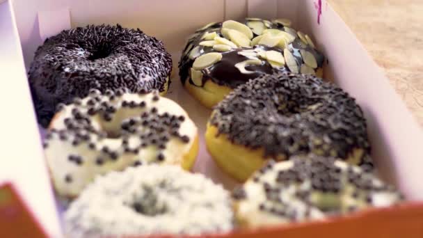 Foco Deslizante Caixa Cheia Deliciosos Donuts — Vídeo de Stock