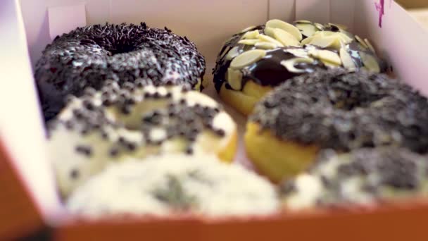 Сосредоточься Коробке Пончиками — стоковое видео