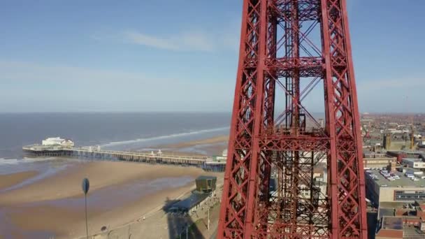 Oszałamiające Zdjęcia Lotnicze Widok Blackpool Tower Przez Wielokrotnie Nagradzaną Plażę — Wideo stockowe