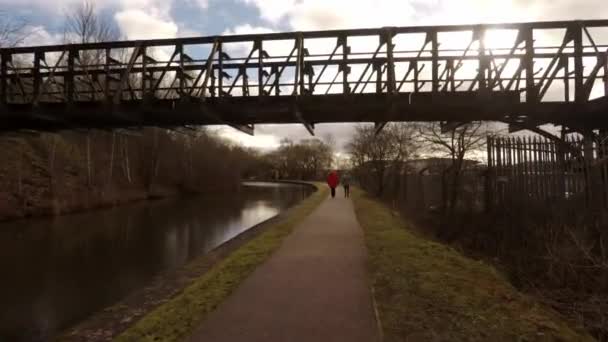 Women Take Walk Former Industrial Canal Stoke Trent Poverty Stricken — Videoclip de stoc
