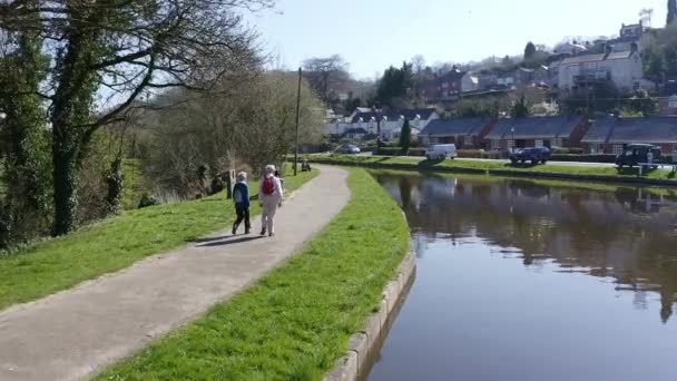Elderly Couple Take Walk Famous Llangollen Canal Canal Route Pontcysyllte — Stok video
